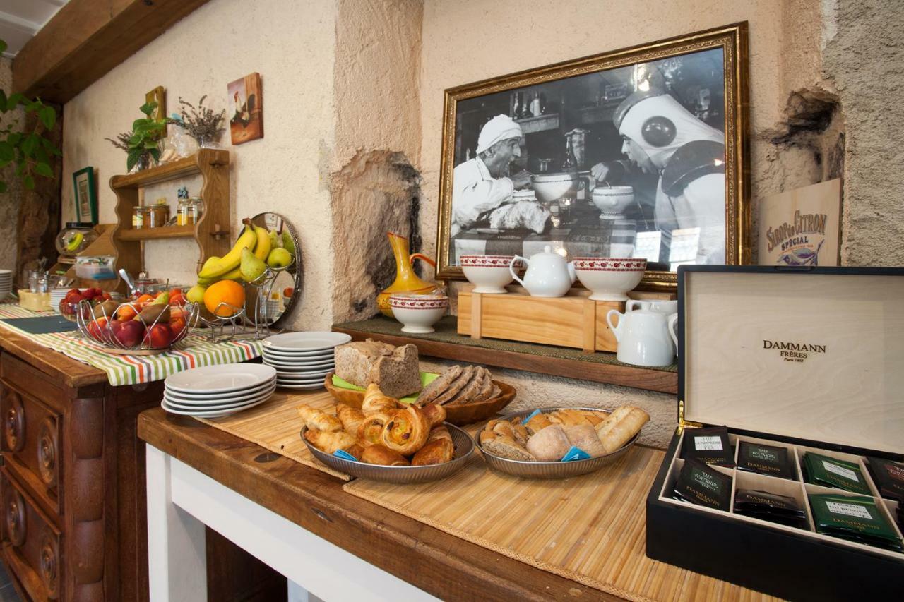 Le Lion D'Or Hotel Manzac-sur-Vern Bagian luar foto
