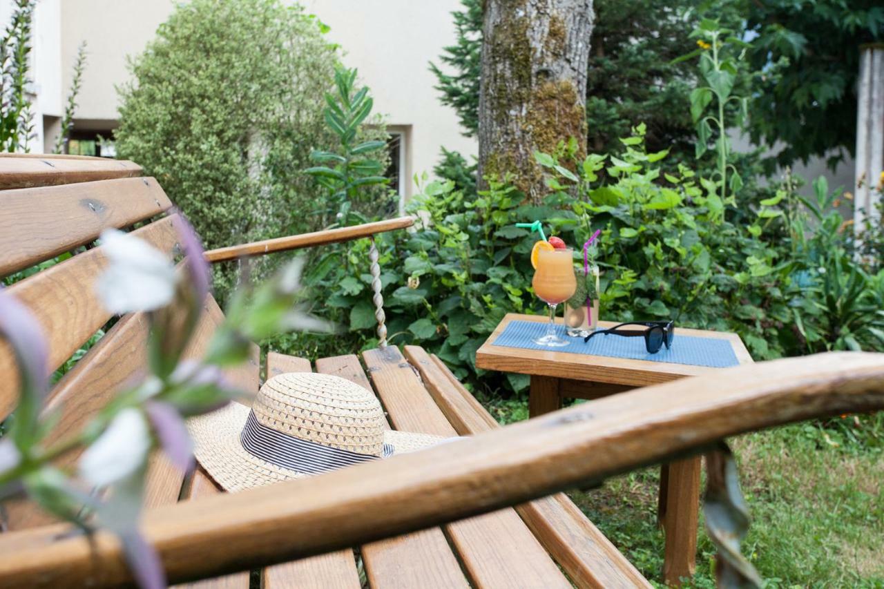 Le Lion D'Or Hotel Manzac-sur-Vern Bagian luar foto