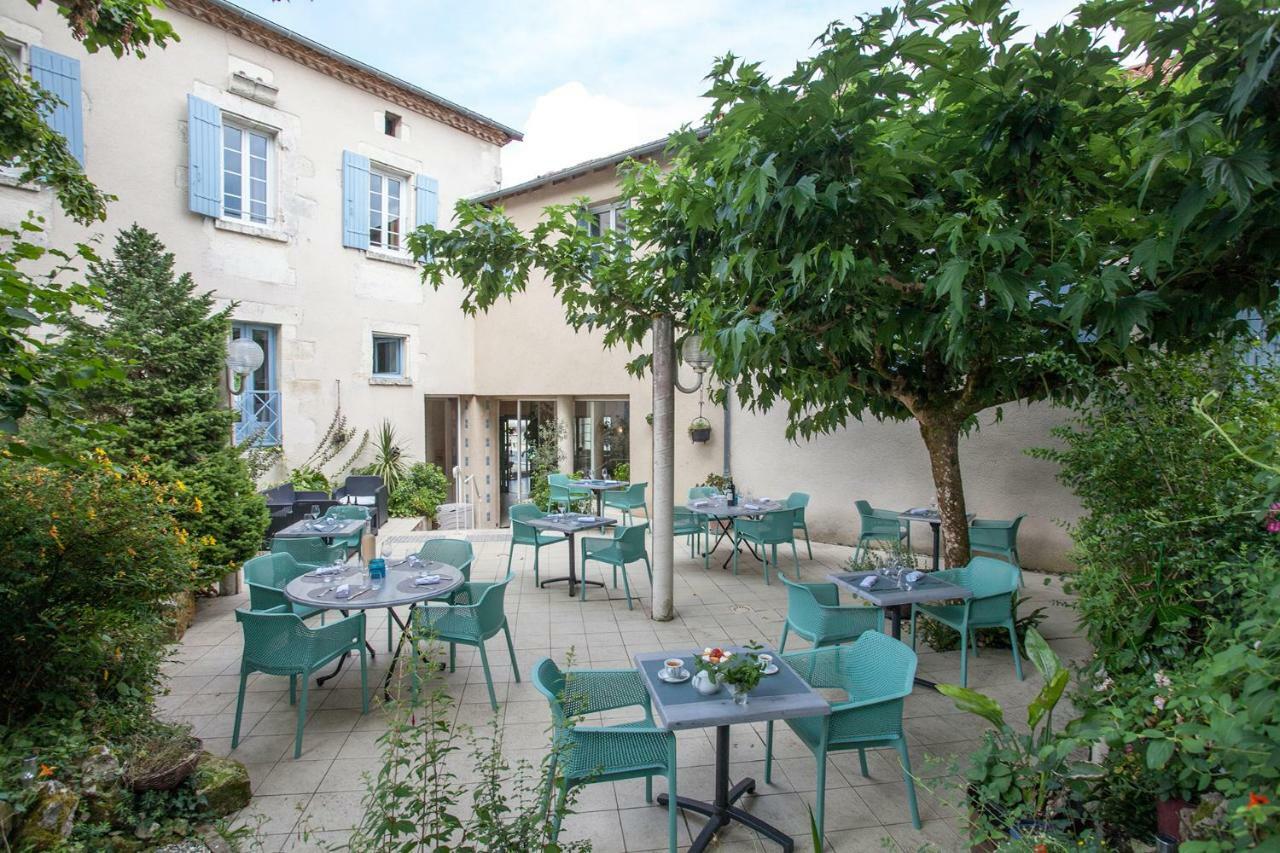 Le Lion D'Or Hotel Manzac-sur-Vern Bagian luar foto