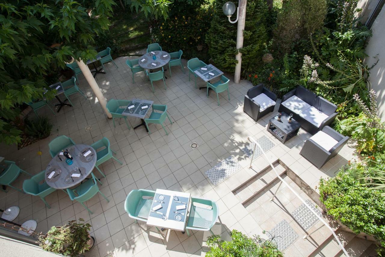 Le Lion D'Or Hotel Manzac-sur-Vern Bagian luar foto